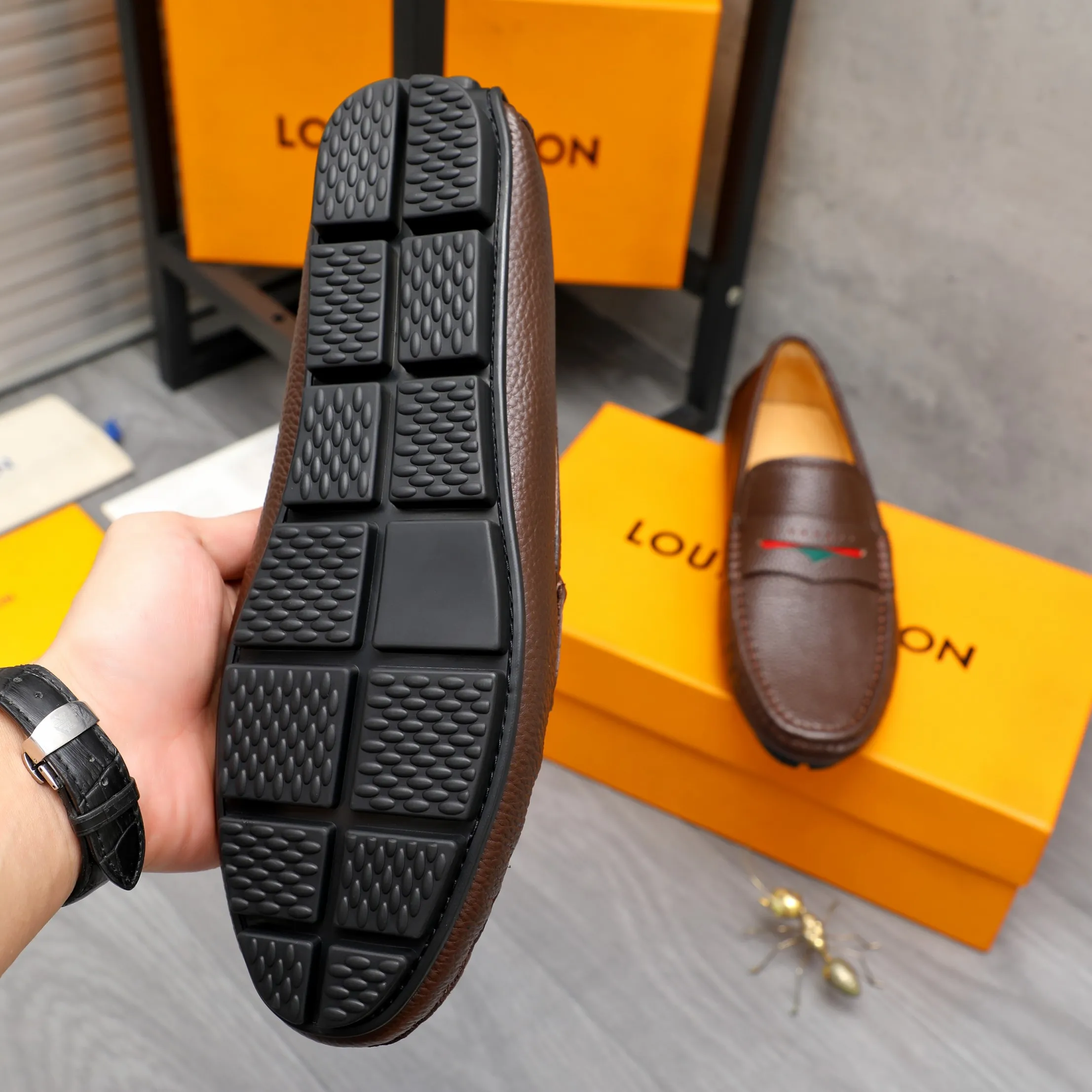 Men's shoes 💰360 Product trademark: LV "Louis Vuitton" casual slip-on men's shoes Regular size: 38-45 Product material: Selected pebbled cowhide upper, pigskin lining, rubber outsole